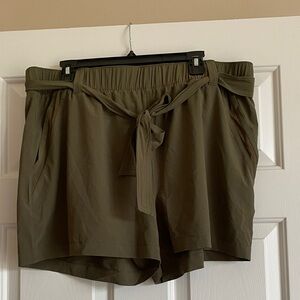 Eddie Bauer departure high-rise dk thyme Women's Shorts